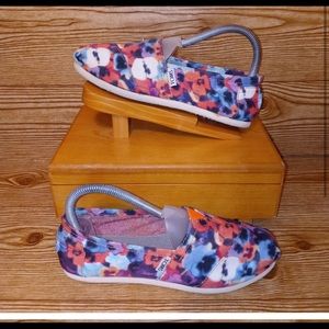 Pre-owned TOMS slip on